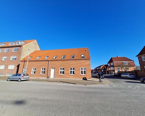 Nyrenoveret 3-værelses på 94 m2 med stort alrum og central beliggenhed – mulighed for møblering