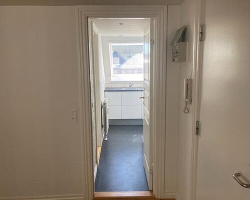 Lys 2-værelses med Svanekøkken og gulvvarme på badeværelset– central beliggenhed, 47 m2