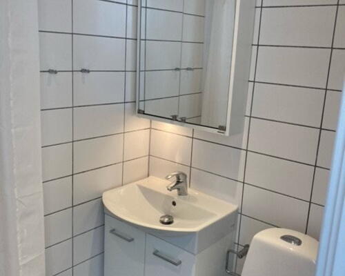 Lys 2-værelses med Svanekøkken og gulvvarme på badeværelset– central beliggenhed, 47 m2