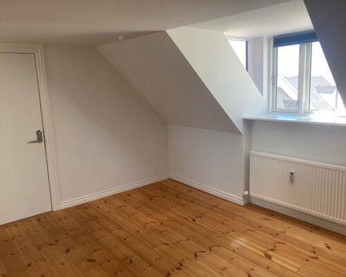 Lys 2-værelses med Svanekøkken og gulvvarme på badeværelset– central beliggenhed, 47 m2