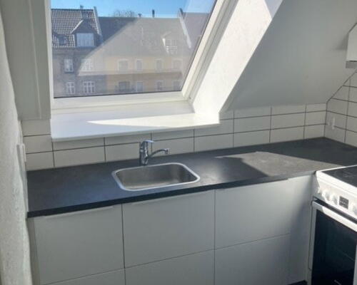 Lys 2-værelses med Svanekøkken og gulvvarme på badeværelset– central beliggenhed, 47 m2