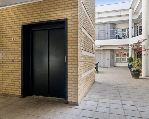 Lys og indflytningsklar 2-værelses på 70 m2 med elevator, gårdmiljø og parkering – tæt på Aalborg Storcenter og E45