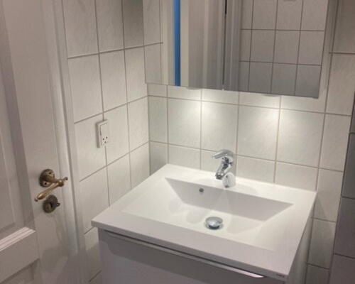Lys 2-værelses på 57 m2 i Vestbyen – gulvvarme, cykelgård og tæt på Nærbanen
