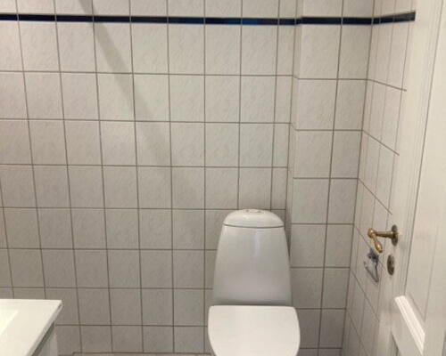 Lys 2-værelses på 57 m2 i Vestbyen – gulvvarme, cykelgård og tæt på Nærbanen