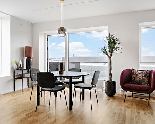 Stor 3 værelses lejlighed på øverste etage med solrig altan