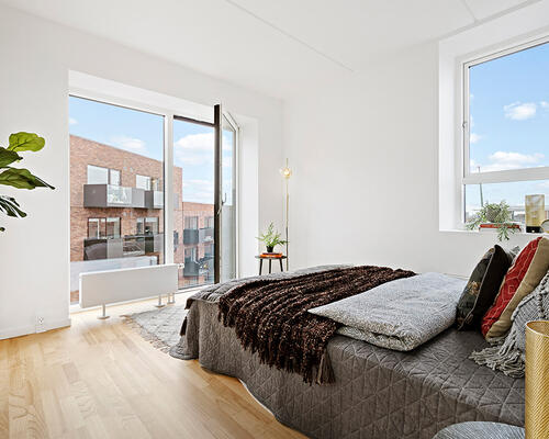 Stor 3 værelses lejlighed på øverste etage med solrig altan