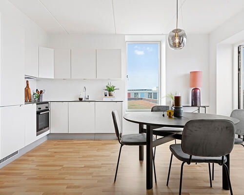 Stor 3 værelses lejlighed på øverste etage med solrig altan