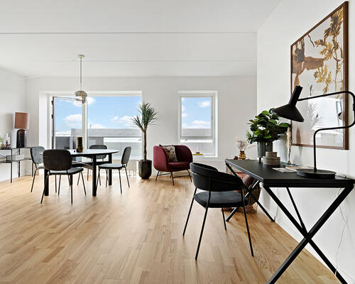 Stor 3 værelses lejlighed på øverste etage med solrig altan