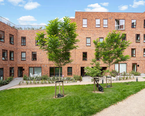Stor 3 værelses lejlighed på øverste etage med solrig altan