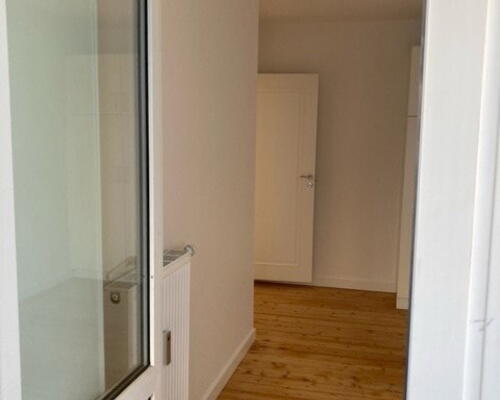 Lys 2-værelses på 78 m2 med sydvendt altan, elevator og parkering – kig til vandet