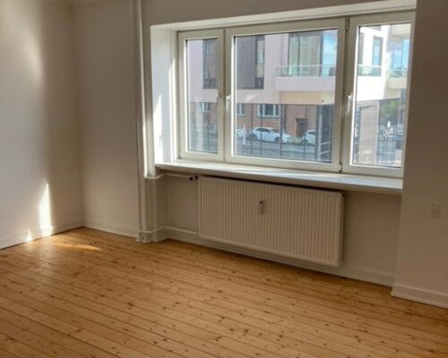 Lys 2-værelses på 78 m2 med sydvendt altan, elevator og parkering – kig til vandet