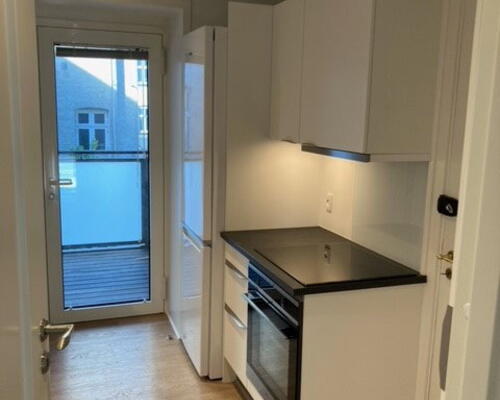 Lys 2-værelses på 78 m2 med sydvendt altan, elevator og parkering – kig til vandet