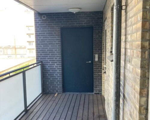 Lys 2-værelses på 78 m2 med sydvendt altan, elevator og parkering – kig til vandet