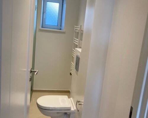 Lys 2-værelses på 78 m2 med sydvendt altan, elevator og parkering – kig til vandet