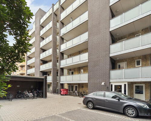 Lys 2-værelses på 78 m2 med sydvendt altan, elevator og parkering – kig til vandet