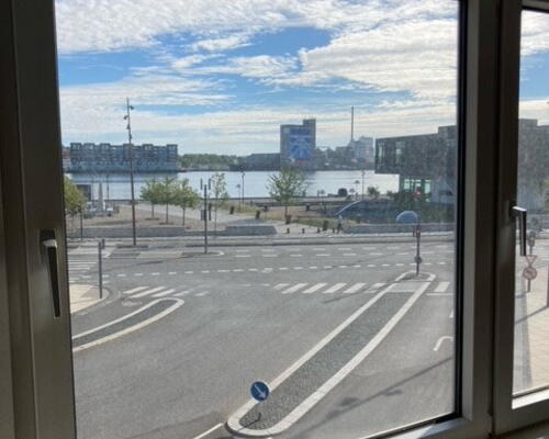 Lys 2-værelses på 78 m2 med sydvendt altan, elevator og parkering – kig til vandet