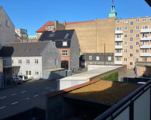 Lys 2-værelses på 78 m2 med sydvendt altan, elevator og parkering – kig til vandet