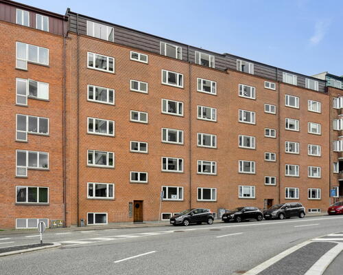 Lys 2-værelses på 78 m2 med sydvendt altan, elevator og parkering – kig til vandet