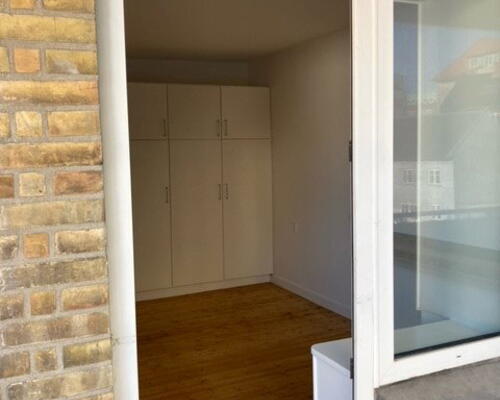 Lys 2-værelses på 78 m2 med sydvendt altan, elevator og parkering – kig til vandet