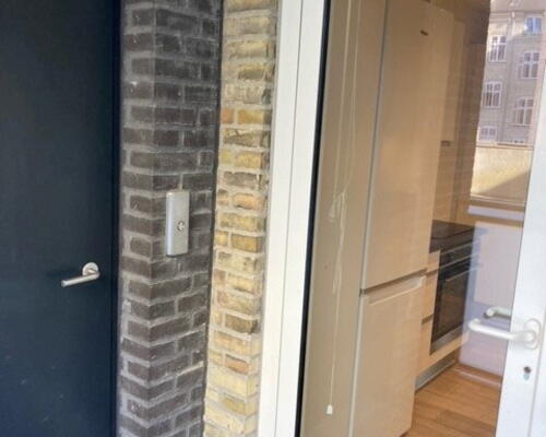 Lys 2-værelses på 78 m2 med sydvendt altan, elevator og parkering – kig til vandet
