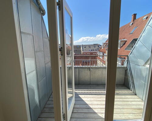 Totalmoderniseret 2-værelses taglejlighed med hems og indbygget tagterrasse – 91 m2 i hjertet af Aalborg
