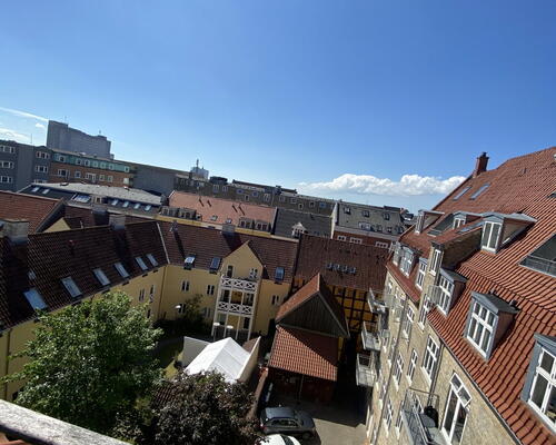 Totalmoderniseret 2-værelses taglejlighed med hems og indbygget tagterrasse – 91 m2 i hjertet af Aalborg
