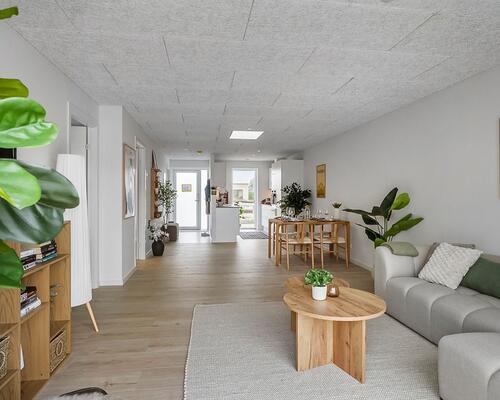 Nyopført familievenligt rækkehus i Snejbjerg med privat have/terrasse og mulighed for ladestander.