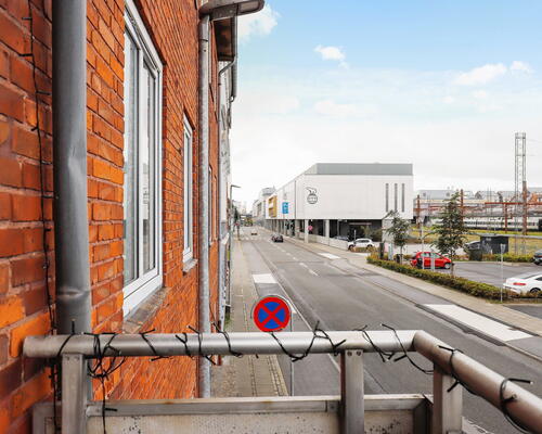 Lys 3-værelses på 86 m2 med altan, sildebensparket og vaskemaskine – tæt på station, bus og indkøb
