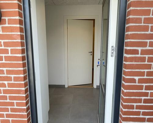 Lyst 2-værelses rækkehus med egen indgang, terrasse og depotrum