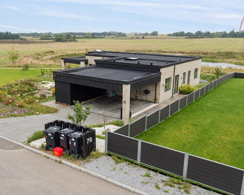 Moderne villa med skøn have og søudsigt i Hjortshøj