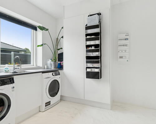Moderne villa med skøn have og søudsigt i Hjortshøj