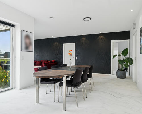 Moderne villa med skøn have og søudsigt i Hjortshøj