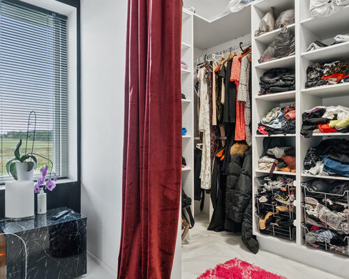 Moderne villa med skøn have og søudsigt i Hjortshøj