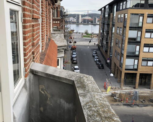 Central 3-værelses på 85 m2 med altan, vaskemaskine og gulvvarme – tæt på gågaden og havnefronten