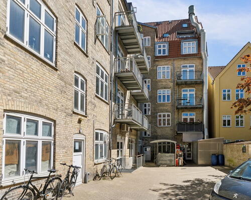 Central 3-værelses på 85 m2 med altan, vaskemaskine og gulvvarme – tæt på gågaden og havnefronten