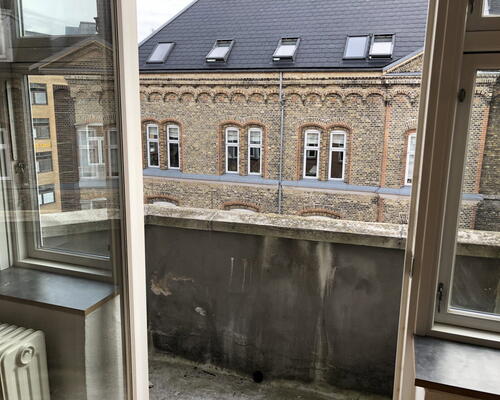 Central 3-værelses på 85 m2 med altan, vaskemaskine og gulvvarme – tæt på gågaden og havnefronten