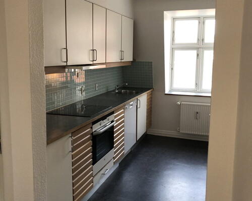 Central 3-værelses på 85 m2 med altan, vaskemaskine og gulvvarme – tæt på gågaden og havnefronten