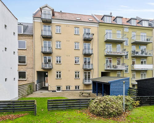 Lys 2-værelses med sydvendt altan på Helgolandsgade – klassisk charme og central beliggenhed