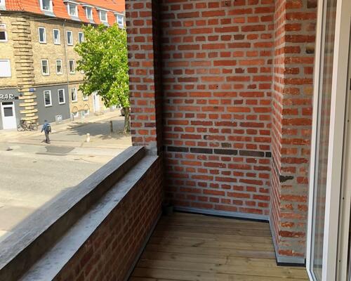 Flot delevenlig lejlighed med altan