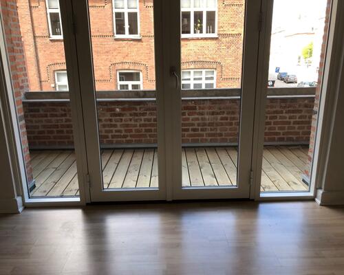 Flot delevenlig lejlighed med altan