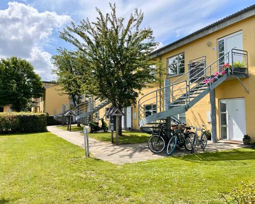 Lys 2-værelses stuelejlighed i rolige omgivelser i Odense S
