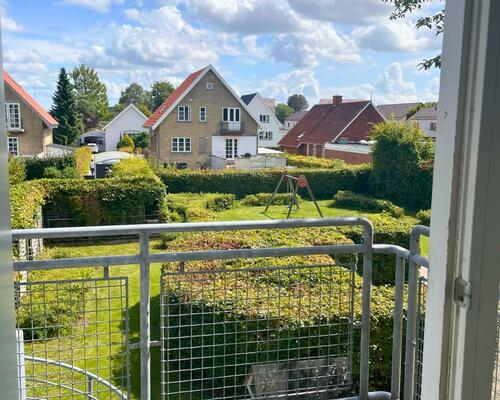 Lys 2-værelses stuelejlighed i rolige omgivelser i Odense S