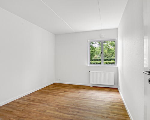 Stor og rumlig 4-værelses lejlighed på hele 123 m2 ved Furesø med både altan og terrasse. Højt til loftet og 2 badeværelser!
