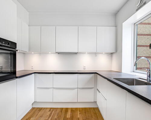 Stor og rumlig 4-værelses lejlighed på hele 123 m2 ved Furesø med både altan og terrasse. Højt til loftet og 2 badeværelser!