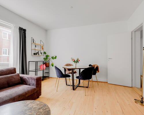 Indflytningsklar 80 m2 lejlighed med altan, moderne bad og parkering – husdyr tilladt