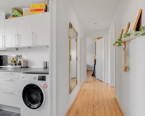 Indflytningsklar 80 m2 lejlighed med altan, moderne bad og parkering – husdyr tilladt