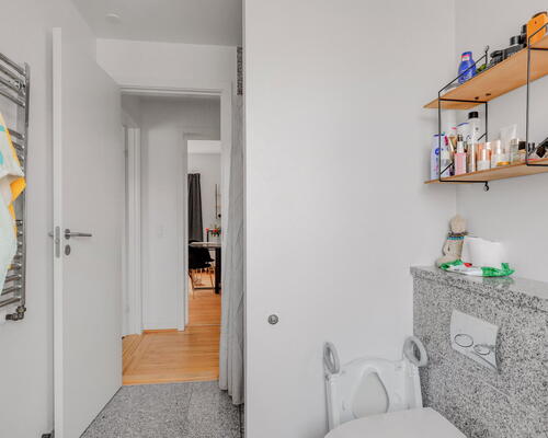 Indflytningsklar 80 m2 lejlighed med altan, moderne bad og parkering – husdyr tilladt