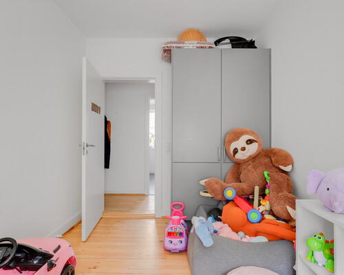 Indflytningsklar 80 m2 lejlighed med altan, moderne bad og parkering – husdyr tilladt