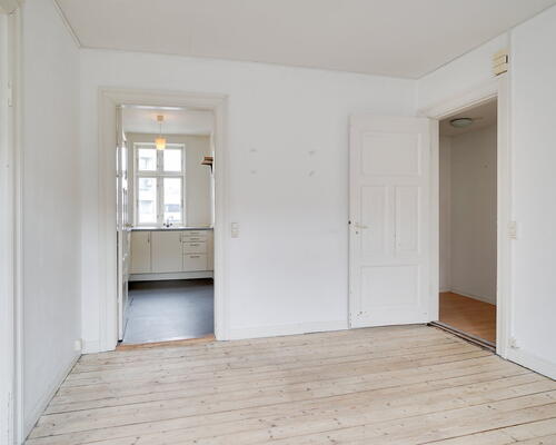 Lys 3-værelses hjørnelejlighed med plankegulve – midt i Aalborg