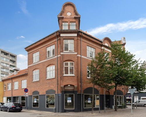 Lys 3-værelses hjørnelejlighed med plankegulve – midt i Aalborg